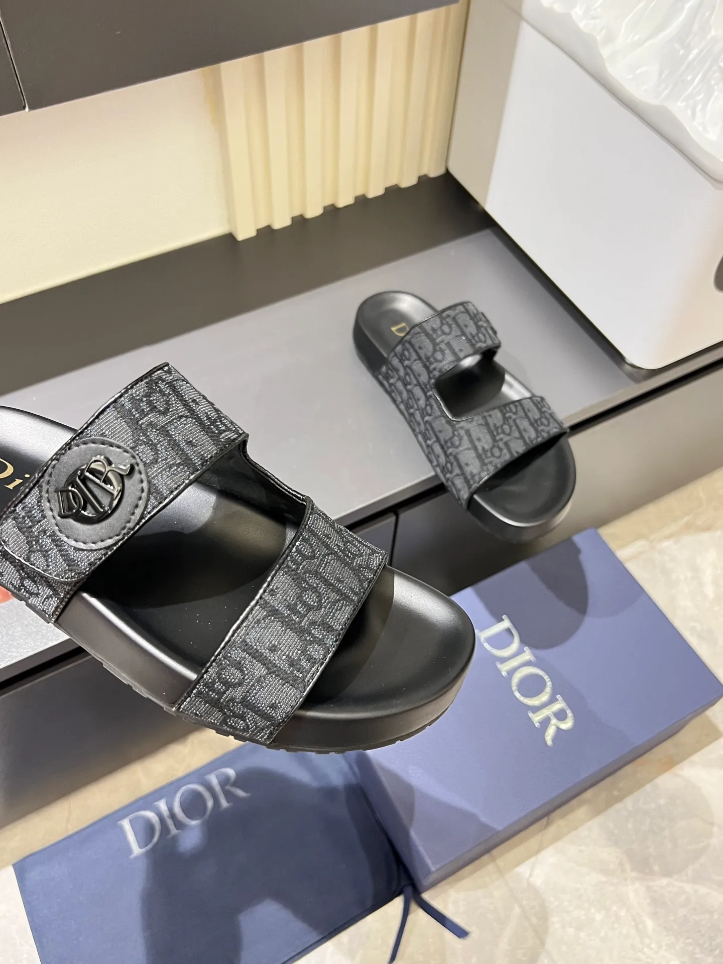 Men's men's shoes 💰p300 Size 38-45 Dior Dior's latest H-Town series Oblique thick sole slippers sandals Original purchase development and production This Dior H-Town sandals pay tribute to the classic logo of sports style and highlight Dior's high-end spirit. Crafted from black rubber with a beige and black Oblique printed upper, it's accentuated with tonal calfskin details. The rubber sole incorporates a variety of elements and is embellished with the Dior logo for a refined, futuristic look. Can be worn with shorts or jeans. Comes with exquisite packaging at the counter 🛍📦 ▪️ Fabric: Original customized imported Oblique embroidery ▪️ Lining: Imported soft sheepskin ▪️ Sole: Original molded ultra-light foam material ▪️ Bottom thickness: 4CM